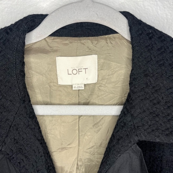 🖤 LOFT Textured Black Ruffle Blazer | Size 10 - Picture 3 of 5